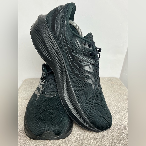 Saucony Mens Triumph 20 S20759-12 Black Running Shoes Sneakers SIZE 12 EUC - Picture 2 of 10